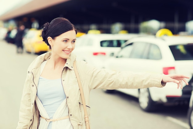 Nosheen Ramzan Yasmin - Sobre mí - travel business trip people gesture tourism concept smiling young woman waving hand catching taxi airport terminal railway station