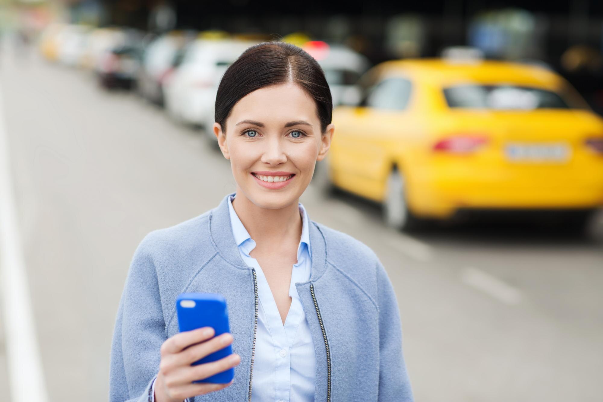Nosheen Ramzan Yasmin - Contacto - travel business trip people tourism concept smiling young woman with smartphone taxi station city st