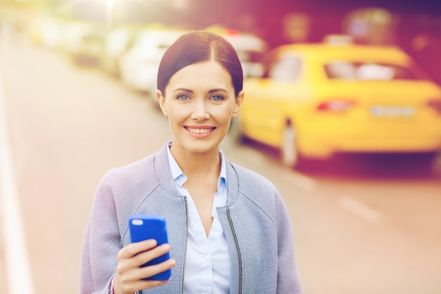 Nosheen Ramzan Yasmin - Sobre mí - travel business trip people tourism concept smiling young woman with smartphone taxi station city street