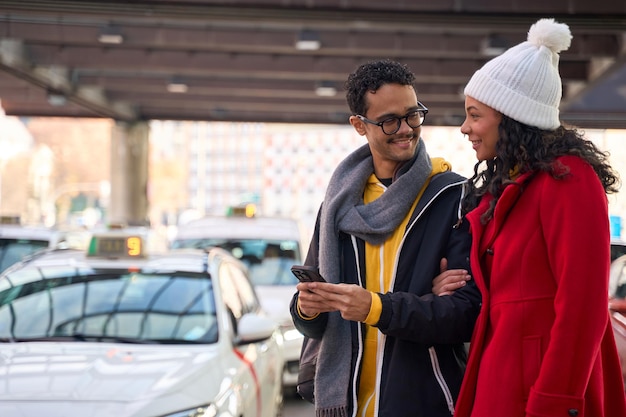 Nosheen Ramzan Yasmin - Servicios - young couple ordering taxi using mobile app city